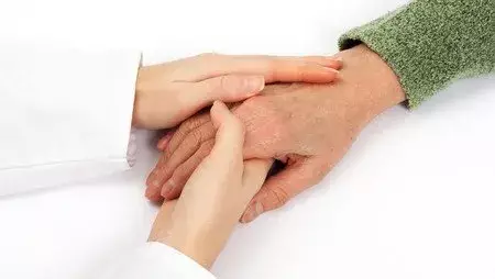 poignée de main agée